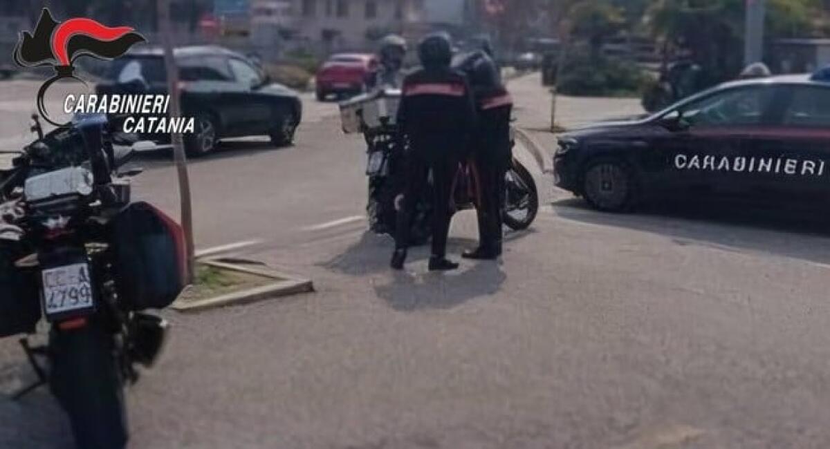 MOTTA SANT'ANASTASIA. FERMATO SENZA TARGA E CONTROMANO, VA IN ESCANDESCENZE: FERITI CARABINIERI E AGENTE MUNICIPALE - 