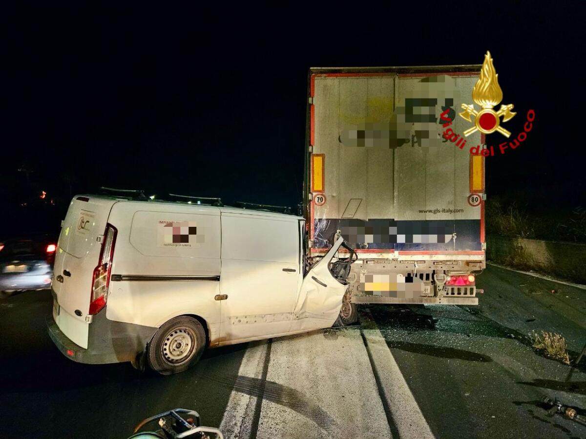 GRAVE INCIDENTE SULLA TANGENZIALE DI CATANIA, SCONTRO TRA FURGONE E CAMION - 