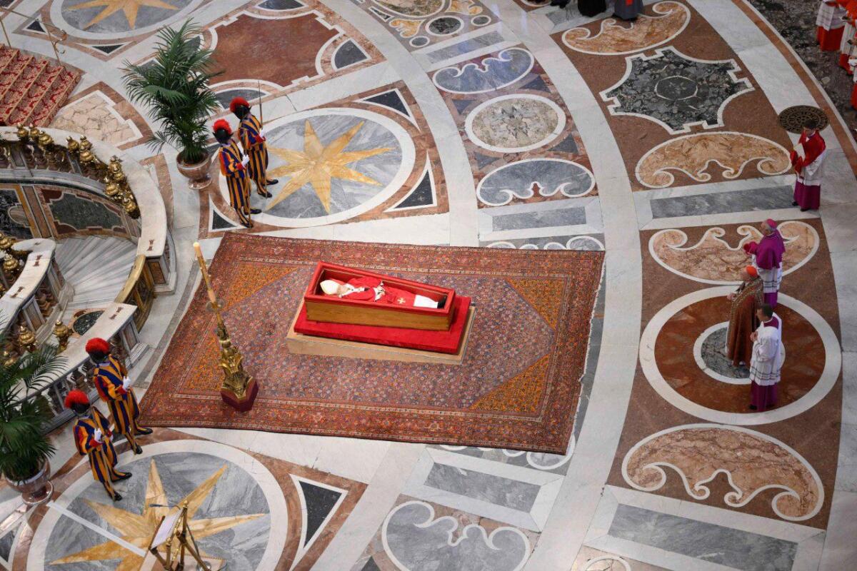 UN FIUME DI FEDELI PER PAPA FRANCESCO: COMMOZIONE A SAN PIETRO - 