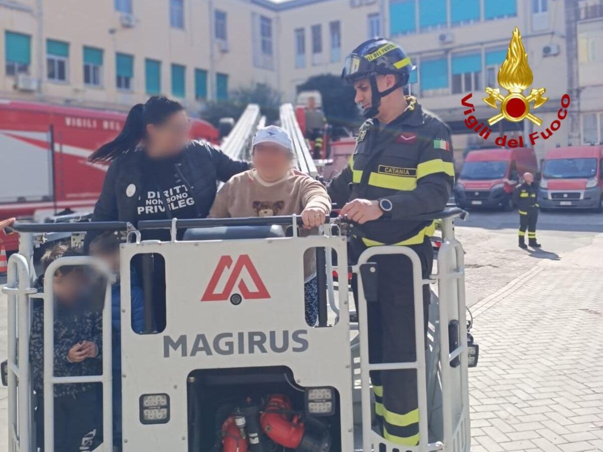 UN INCONTRO SPECIALE: I VIGILI DEL FUOCO DI CATANIA CON I BAMBINI AUTISTICI DELL’ASSOCIAZIONE 20 NOVEMBRE 1989 - 