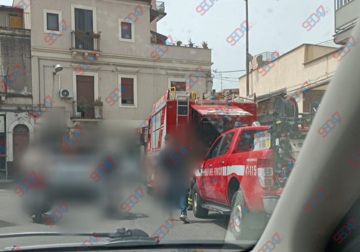PATERNÒ, PRINCIPIO D’INCENDIO IN UN PANIFICIO: INTERVENGONO I VIGILI DEL FUOCO - 