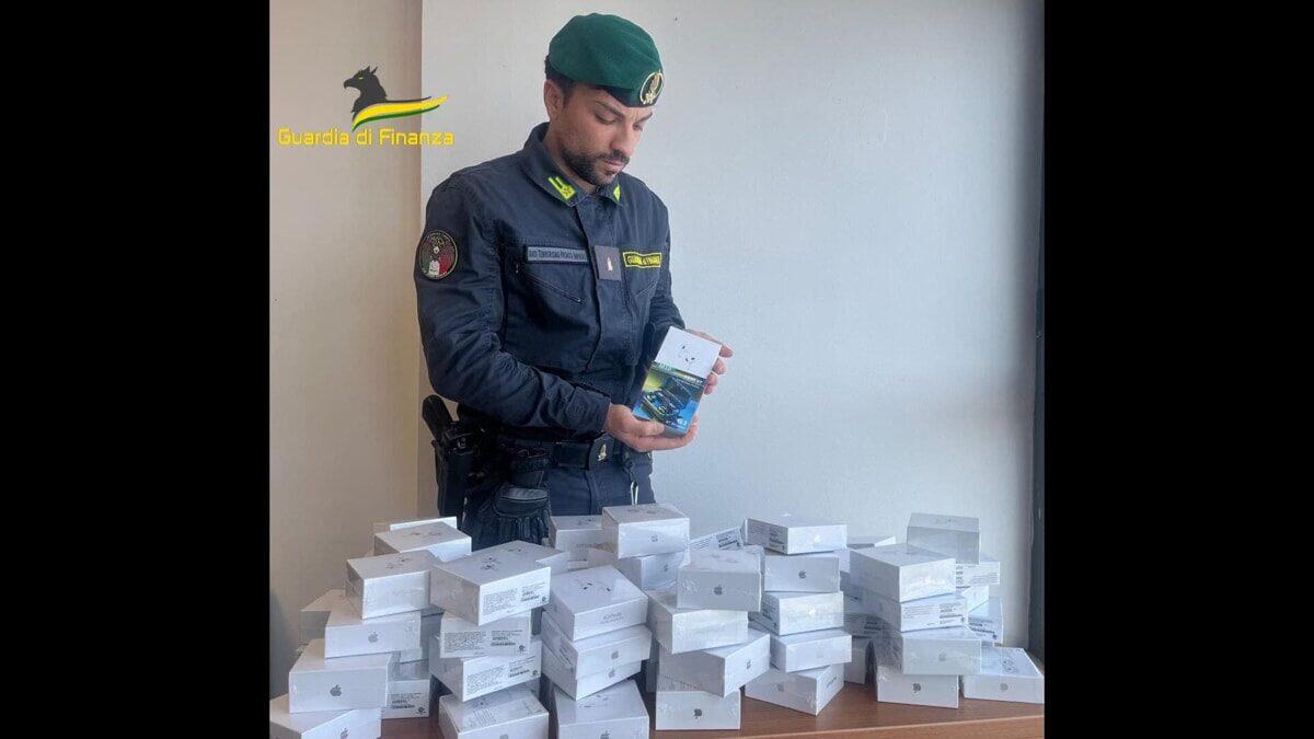PUBBLICIZZAVANO AIRPODS E APPLE WATCH SUI SOCIAL: SEQUESTRATI 7.000 PRODOTTI CONTRAFFATTI, DENUNCIATI OTTO TITOLARI DI NEGOZI A PALERMO - 