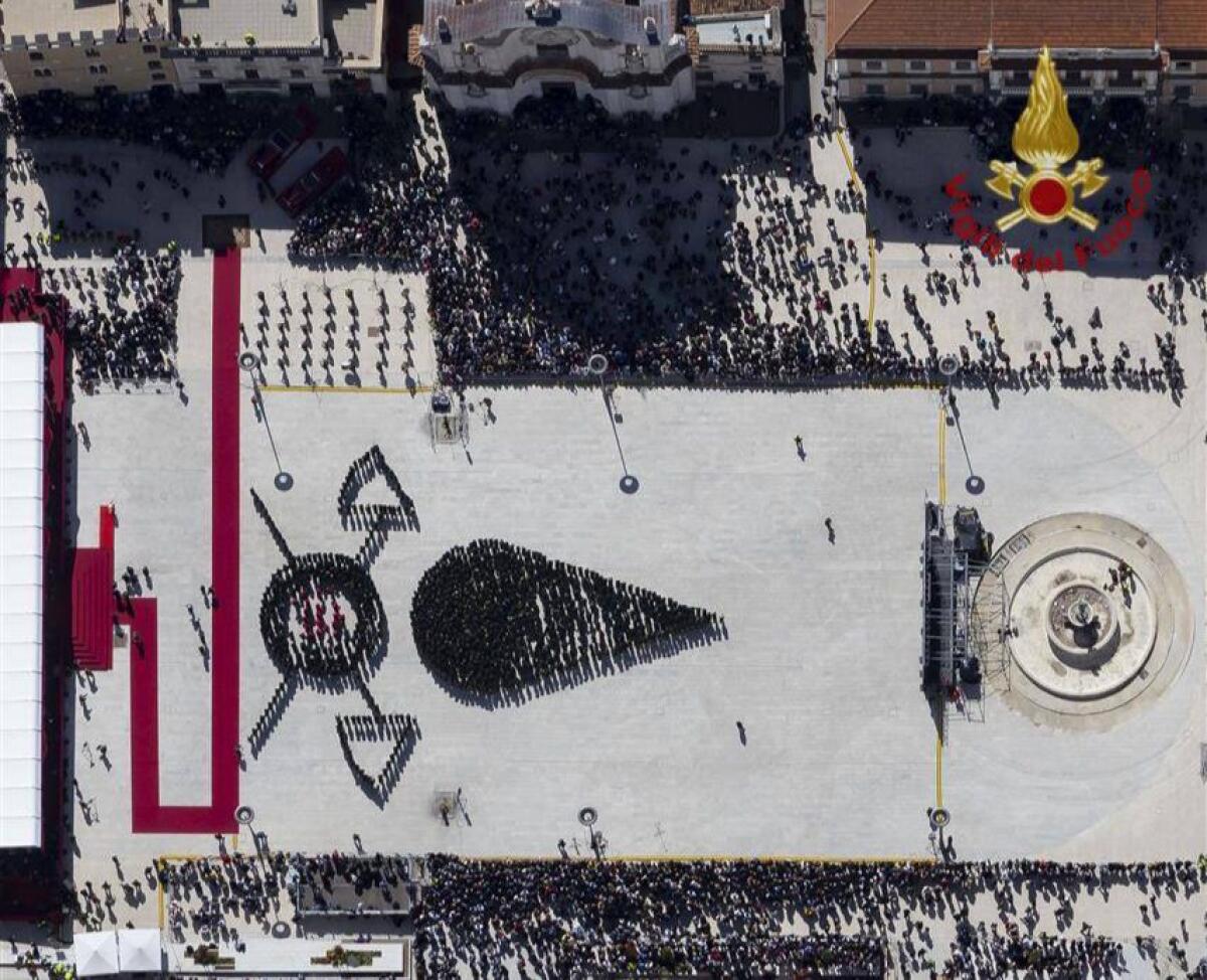 A 16 ANNI DAL TERREMOTO, I VIGILI DEL FUOCO RICREANO LA FIAMMA NELLA PIAZZA DEL DUOMO DELL’AQUILA - 