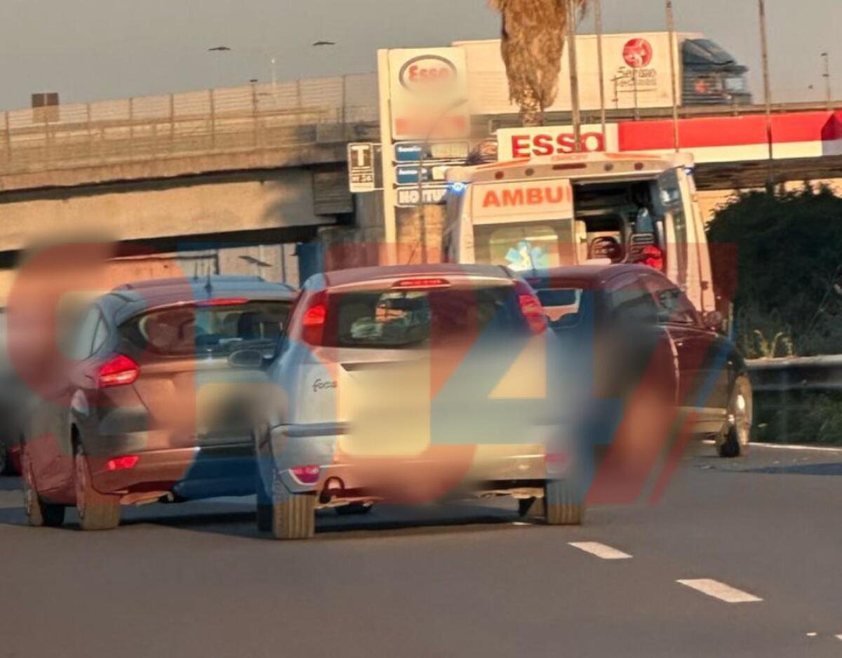 TAMPONAMENTO A CATENA SULLA SS121: COINVOLTE CINQUE AUTO, FERITA UNA DONNA - 