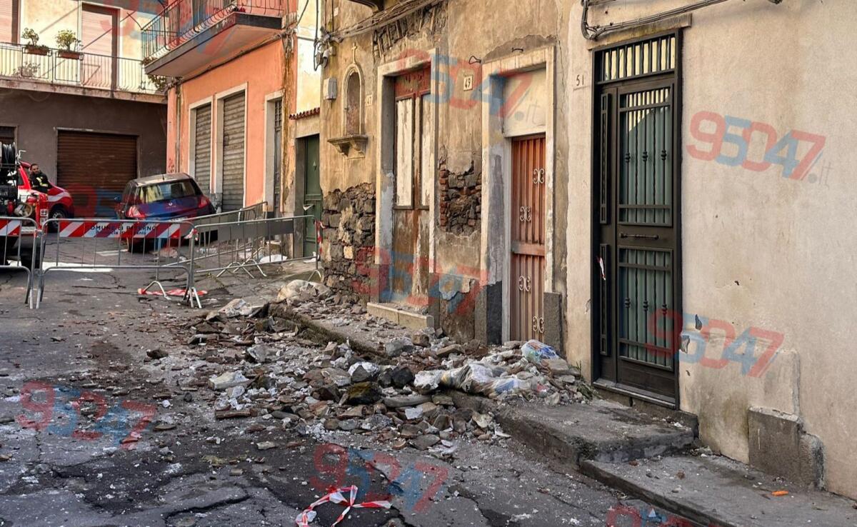 CROLLO NOTTURNO A PATERNÒ, PAURA IN VIA FALCONIERI: STOP AL TRANSITO VEICOLARE E PEDONALE CON ORDINANZA URGENTE - 