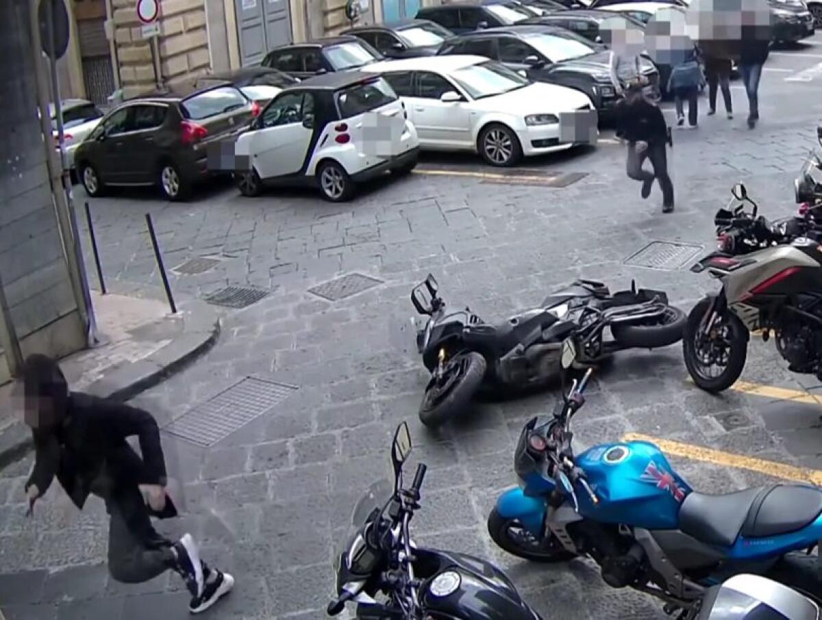 CATANIA, NON SI FERMA ALL’ALT E INVESTE UN POLIZIOTTO DAVANTI ALLA QUESTURA: FERMATO - 