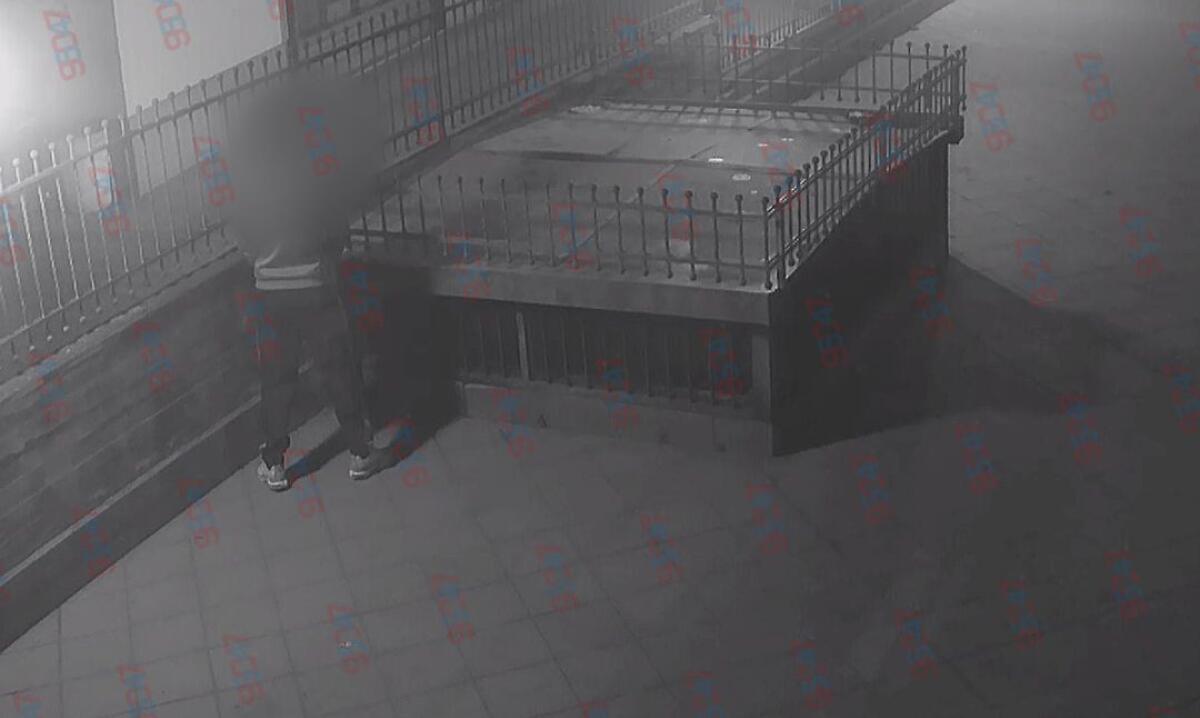 PATERNÒ, URINA DAVANTI A UN NEGOZIO: RIPRESO DALLE TELECAMERE. IL PROPRIETARIO LO SMASCHERA E LO INVITA AL RISPETTO - 