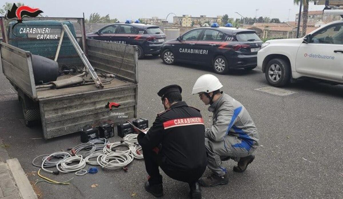 ARRESTATI DUE UOMINI PER FURTO DI CAVI E BATTERIE A CATANIA, MATERIALI RECUPERATI E RESTITUITI - 