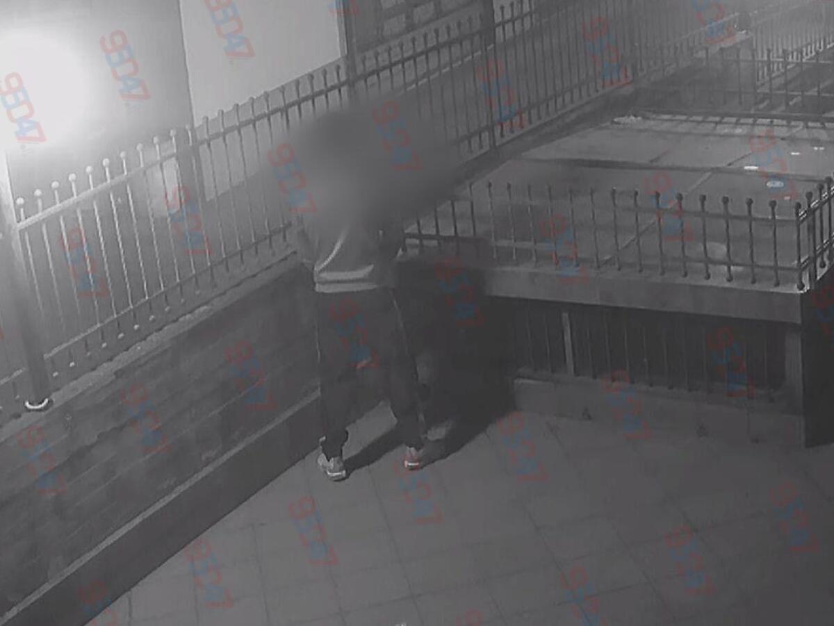 PATERNÒ, URINA IN STRADA NONOSTANTE LE TELECAMERE: IL COMMERCIANTE PUBBLICA LE FOTO - 