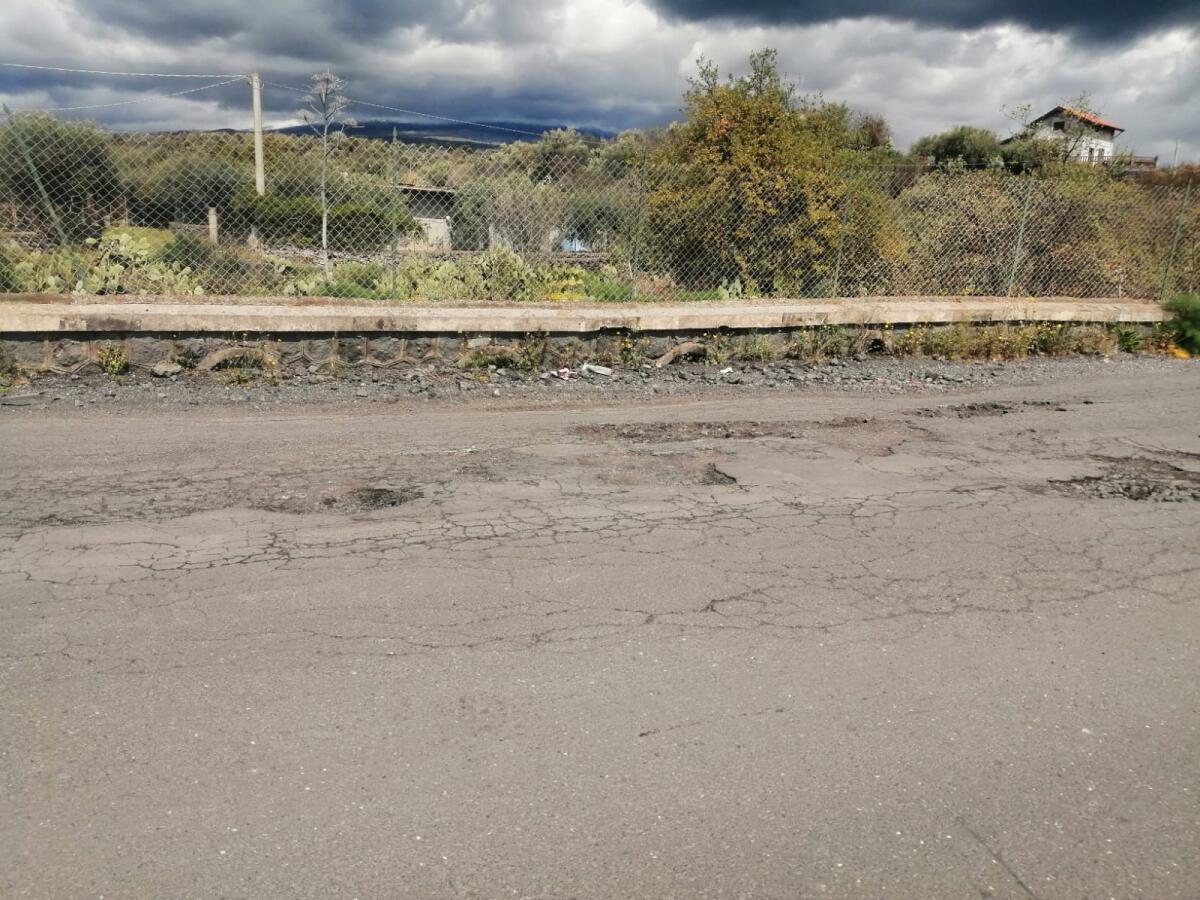 S.P. 4/II, CROLLA UN MURETTO TRA SANTA MARIA DI LICODIA E BELPASSO: DA OGGI IN VIGORE L’ORDINANZA, SENSO UNICO ALTERNATO E LIMITI DI VELOCITÀ - 