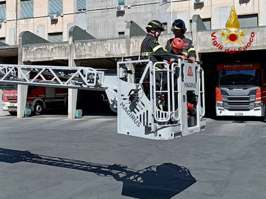 A CATANIA, I BAMBINI VIVONO L'ESPERIENZA DEI VIGILI DEL FUOCO IN UN GIORNO SPECIALE DI INCLUSIONE