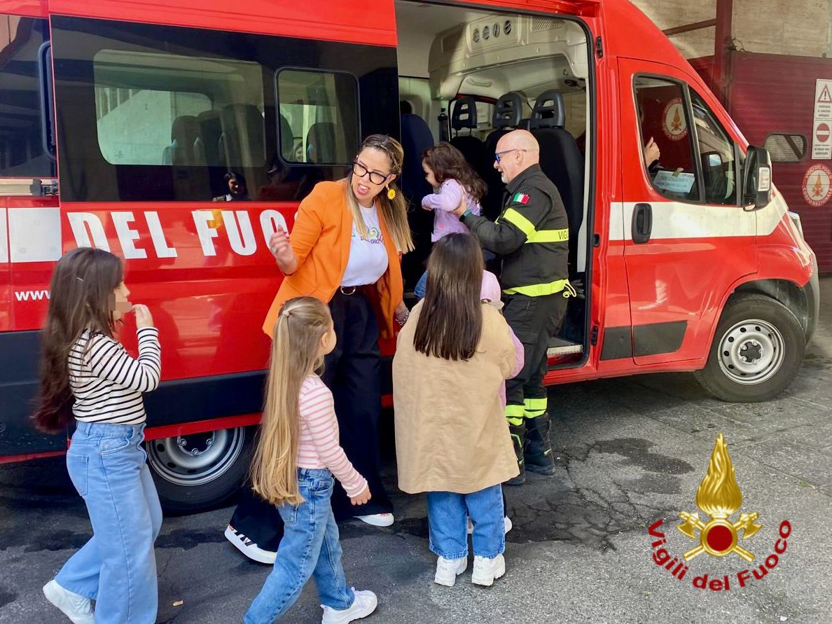 A CATANIA, I BAMBINI VIVONO L'ESPERIENZA DEI VIGILI DEL FUOCO IN UN GIORNO SPECIALE DI INCLUSIONE