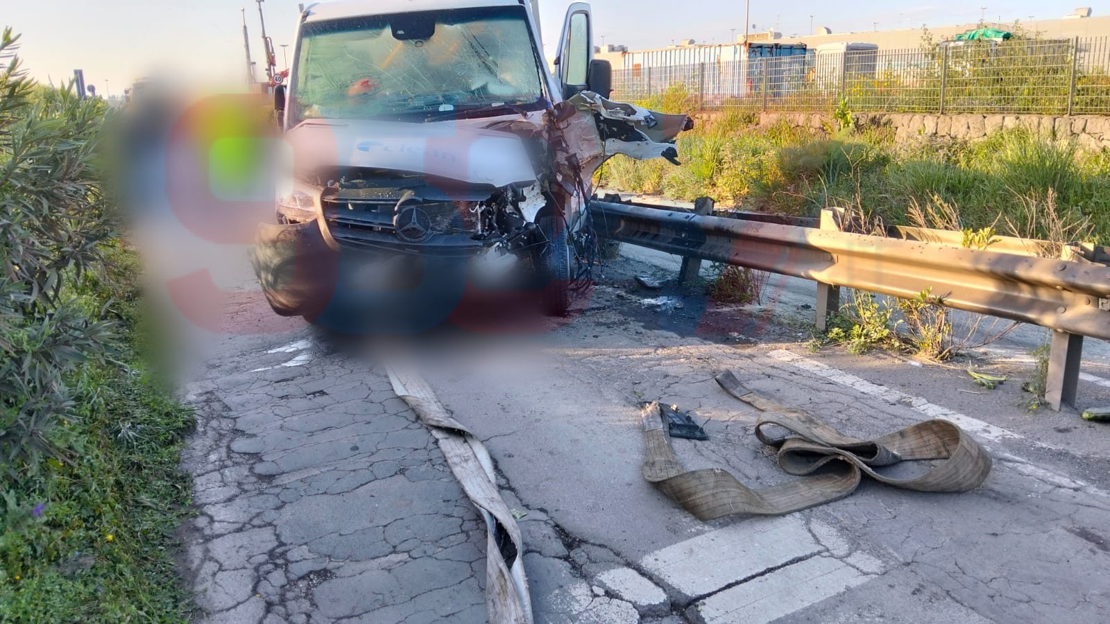 VALCORRENTE, GRAVE INCIDENTE NEI PRESSI DELL’EX PASSAGGIO A LIVELLO: FURGONE CONTRO IL GUARDRAIL, ILLESO IL CONDUCENTE