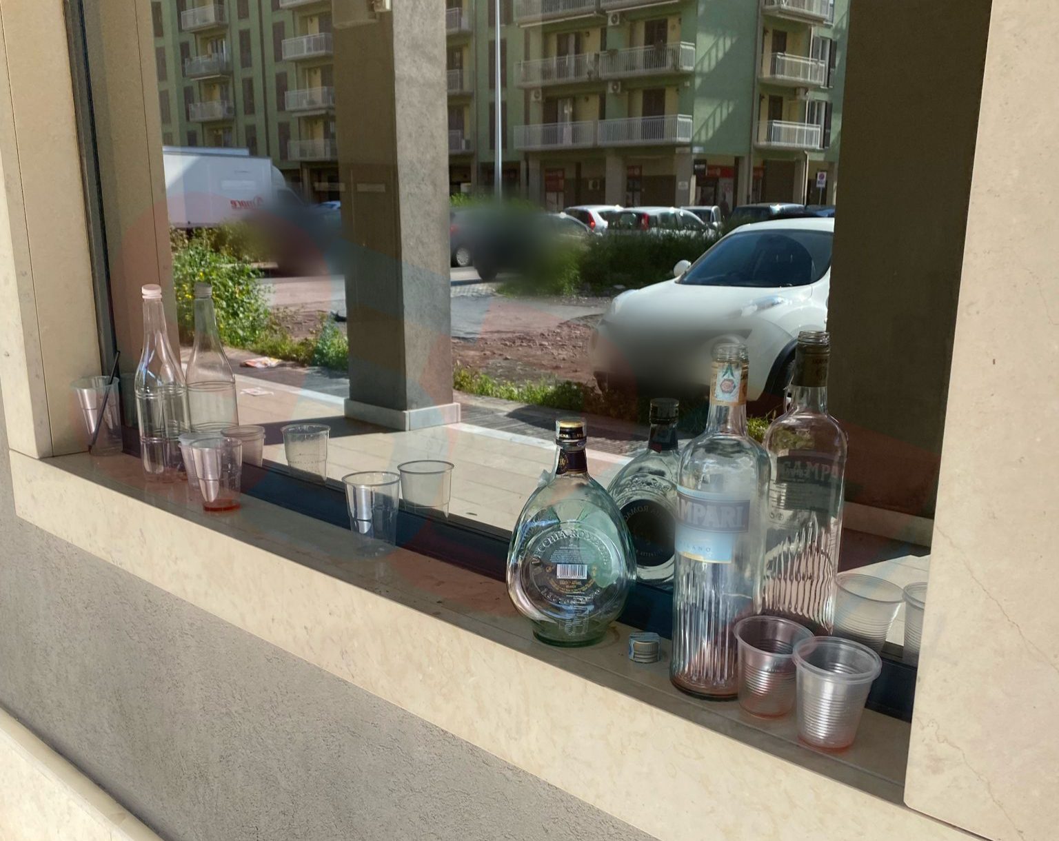 PATERNÒ SCHIAMAZZI E VANDALISMI A PARCO EUROPA: “OGNI SABATO UNA DISTILLERIA A CIELO APERTO”, LA DENUNCIA DEI RESIDENTI