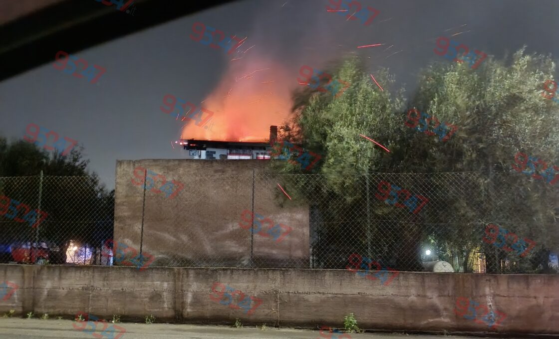 FIAMME IN CORSO SUL TETTO DI UN’ABITAZIONE IN CONTRADA GIACONIA: INTERVENTO DEI VIGILI DEL FUOCO