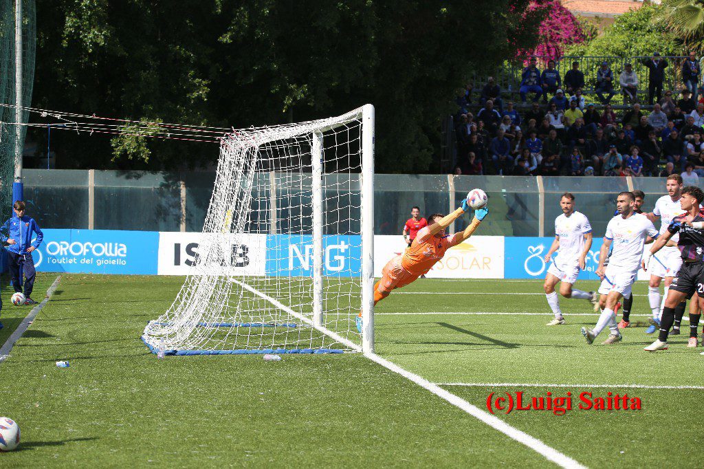 PATERNO’ CALCIO: SIRACUSA VINCE E SI AVVICINA ALLA C, PRIMO TEMPO ALLA PARI, POI IL CROLLO