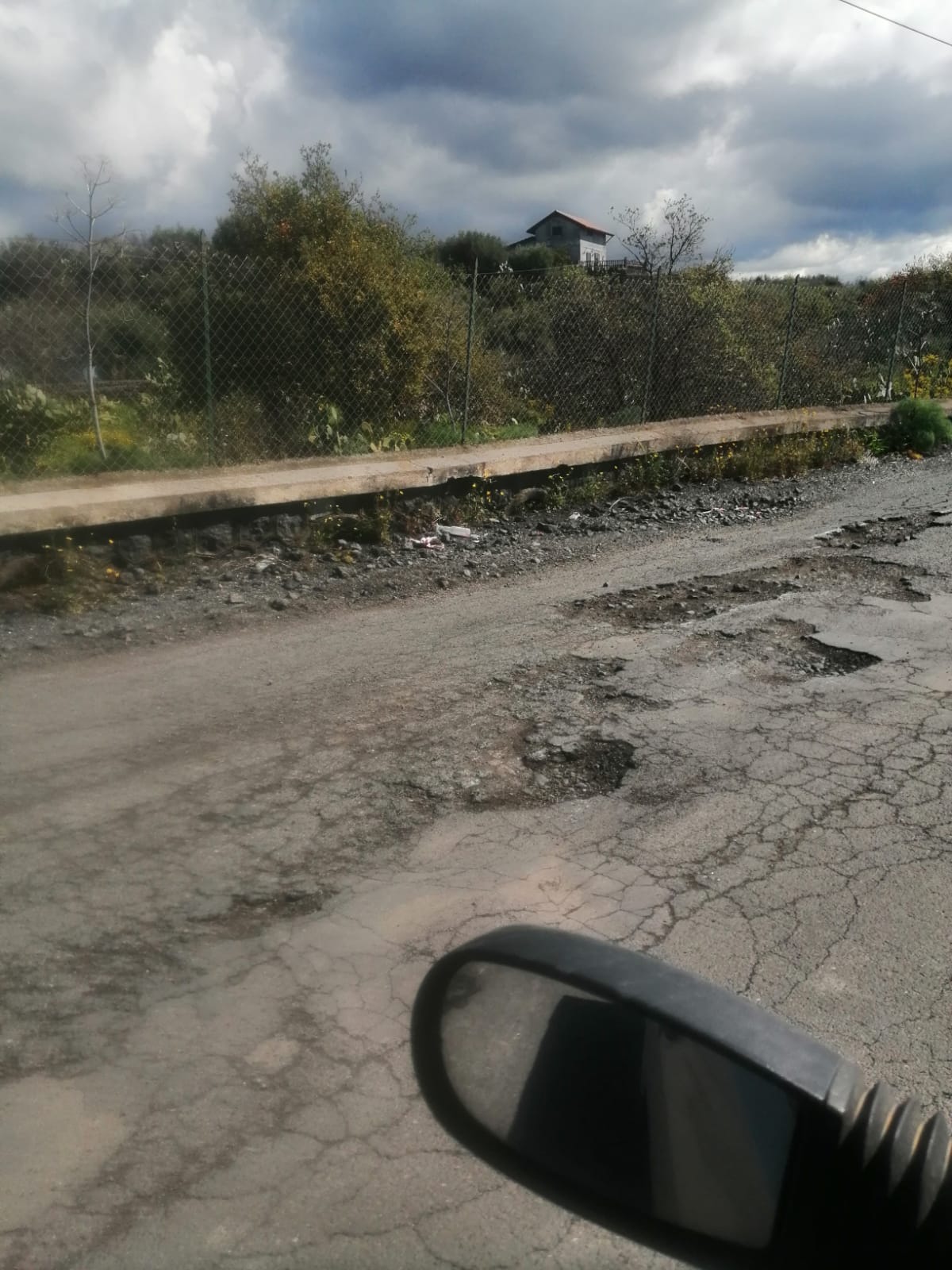 STRADA PROVINCIALE 4/11 (S.m.licodia - belpasso) IN CONDIZIONI CRITICHE: OGGI È CEDUTO UN TRATTO DI STRADA