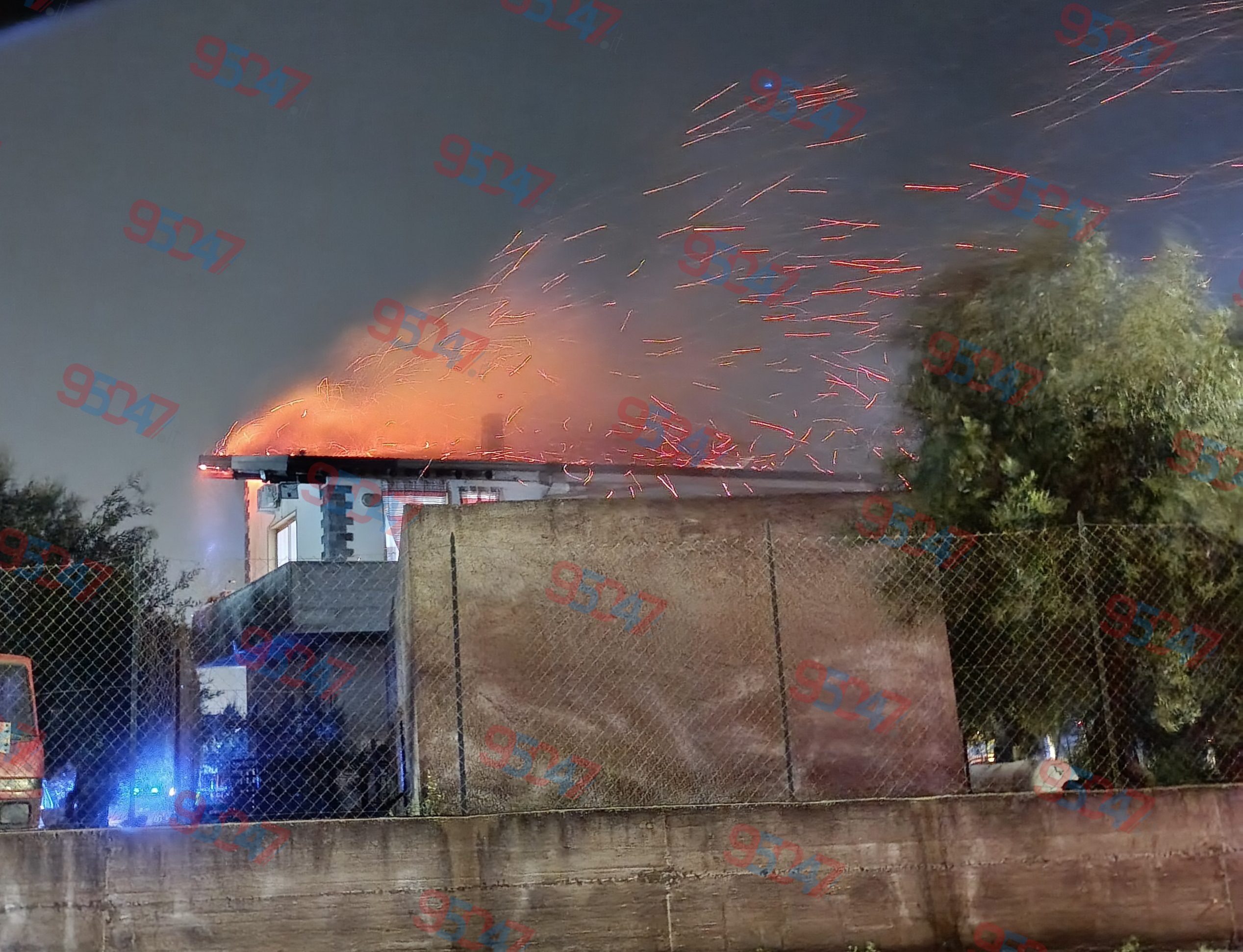 PAURA NELLA NOTTE A BELPASSO: INCENDIO IN UNA VILLETTA IN CONTRADA GIACONIA