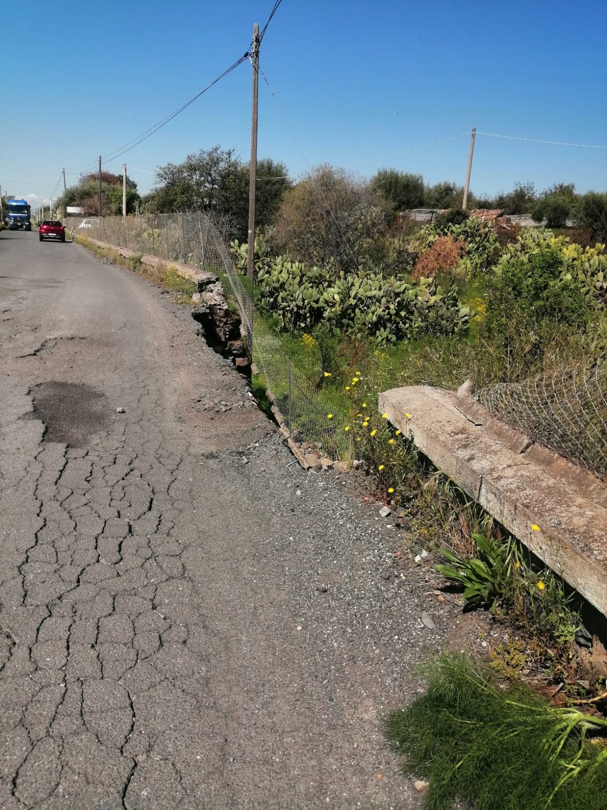 STRADA PROVINCIALE 4/11 (S.m.licodia - belpasso) IN CONDIZIONI CRITICHE: OGGI È CEDUTO UN TRATTO DI STRADA