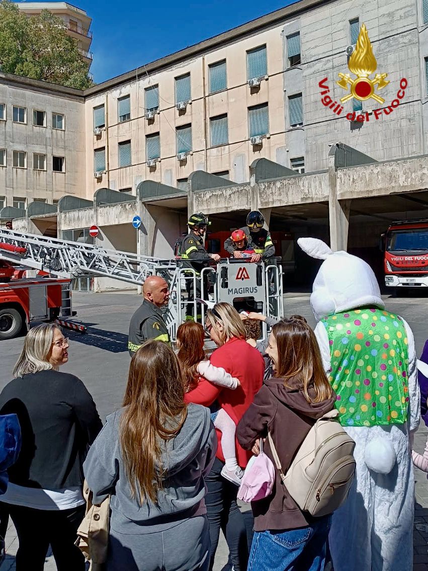 A CATANIA, I BAMBINI VIVONO L'ESPERIENZA DEI VIGILI DEL FUOCO IN UN GIORNO SPECIALE DI INCLUSIONE