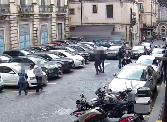 CATANIA, NON SI FERMA ALL’ALT E INVESTE UN POLIZIOTTO DAVANTI ALLA QUESTURA: FERMATO