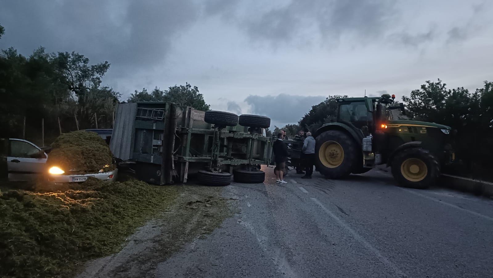 GRAVISSIMO INCIDENTE SULLA SP 18 TRA VITTORIA E SANTA CROCE CAMERINA: COINVOLTE TRE AUTO, UN TRATTORE, UN RIMORCHIO E UN TIR. FERITI
