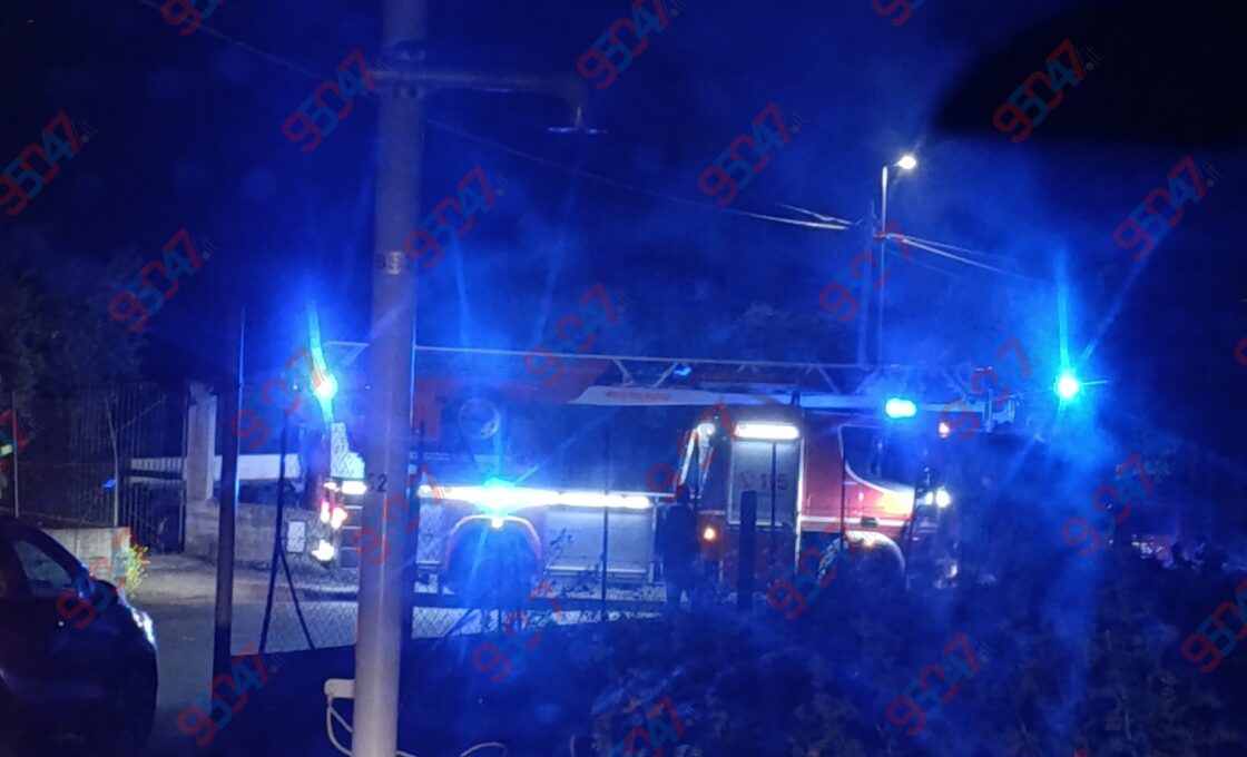 FIAMME IN CORSO SUL TETTO DI UN’ABITAZIONE IN CONTRADA GIACONIA: INTERVENTO DEI VIGILI DEL FUOCO