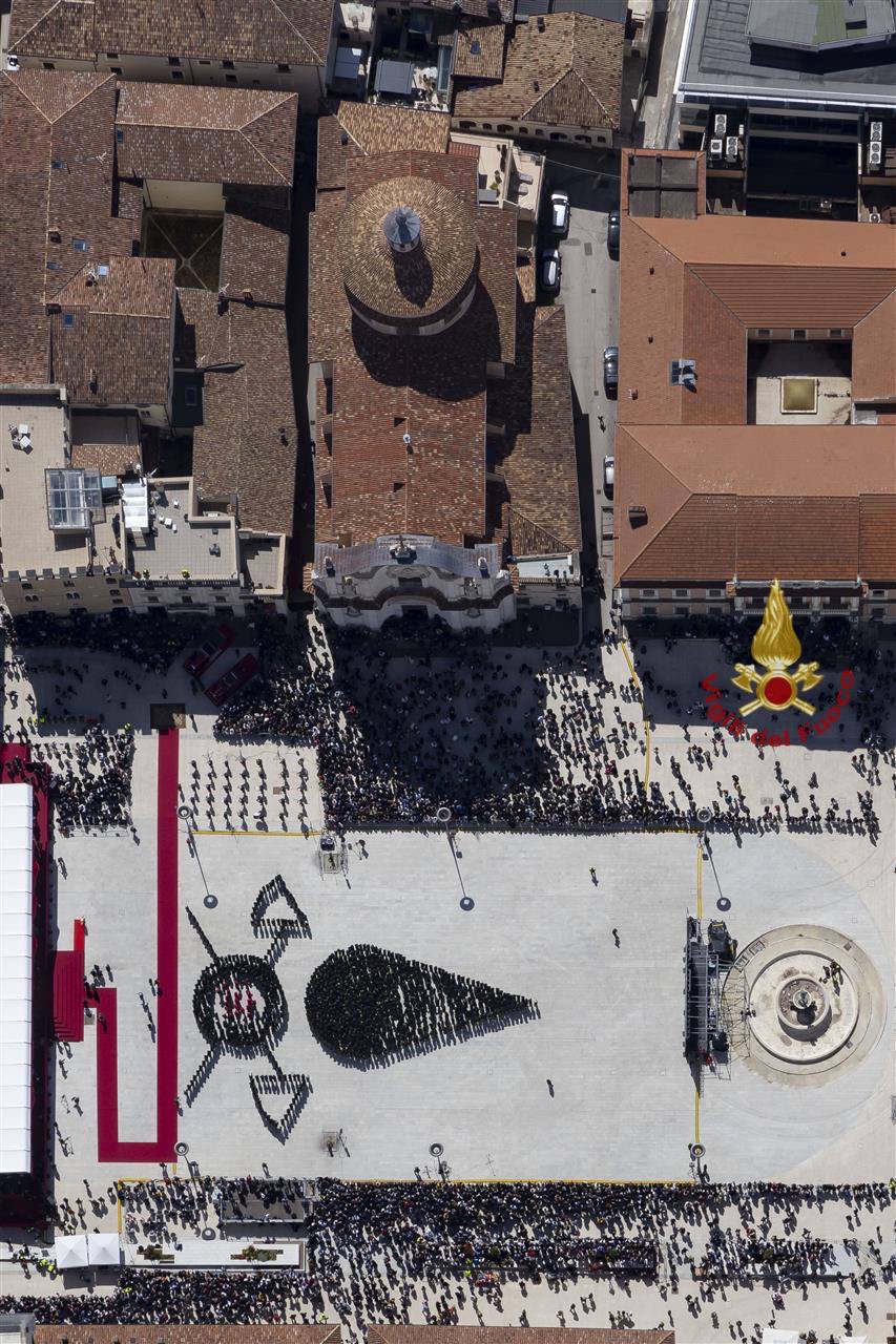 A 16 ANNI DAL TERREMOTO, I VIGILI DEL FUOCO RICREANO LA FIAMMA NELLA PIAZZA DEL DUOMO DELL’AQUILA