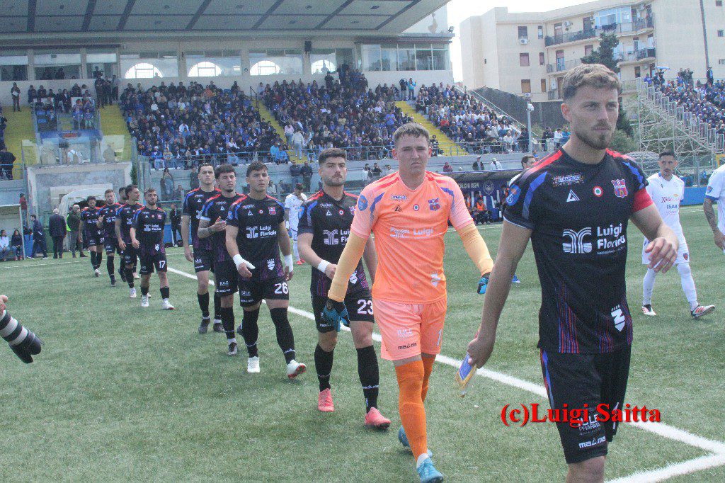 PATERNO’ CALCIO: SIRACUSA VINCE E SI AVVICINA ALLA C, PRIMO TEMPO ALLA PARI, POI IL CROLLO