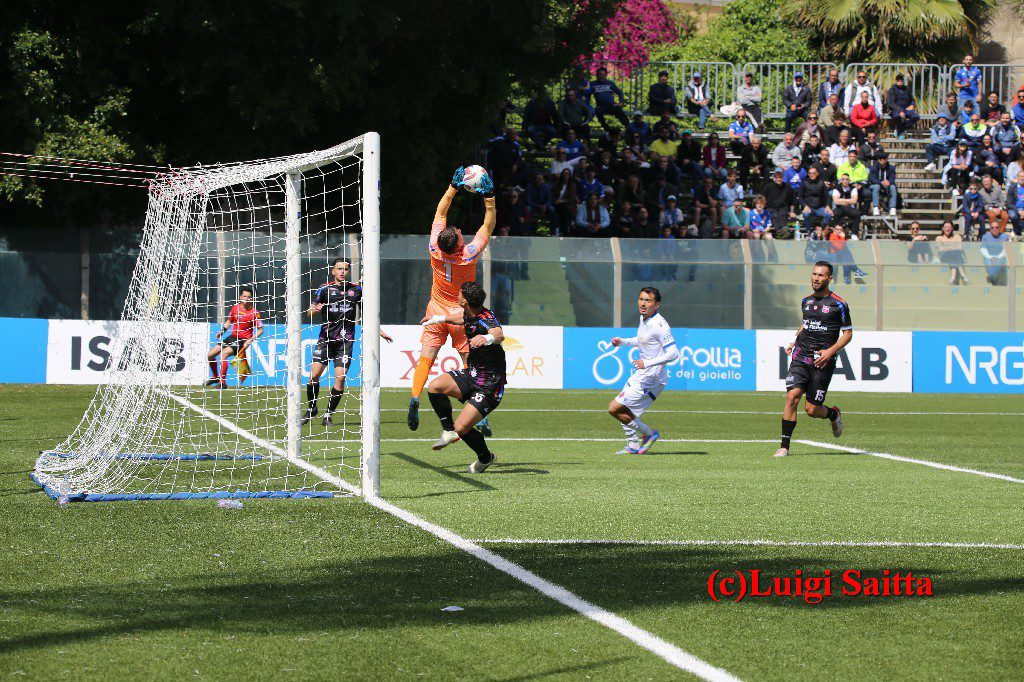 PATERNO’ CALCIO: SIRACUSA VINCE E SI AVVICINA ALLA C, PRIMO TEMPO ALLA PARI, POI IL CROLLO