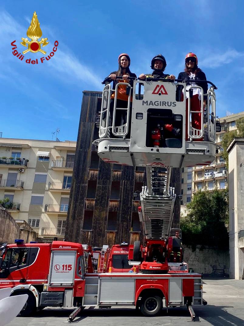 A CATANIA, I BAMBINI VIVONO L'ESPERIENZA DEI VIGILI DEL FUOCO IN UN GIORNO SPECIALE DI INCLUSIONE