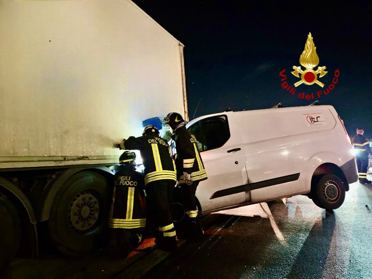 GRAVE INCIDENTE SULLA TANGENZIALE DI CATANIA, SCONTRO TRA FURGONE E CAMION