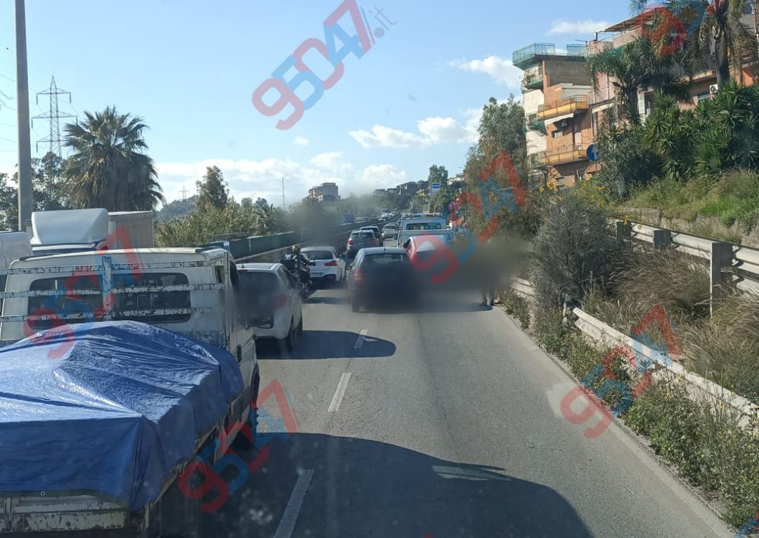 GIORNATA NERA IERI SULLA SS121: AUTO IN FIAMME, VEICOLO IN PANNE, MAXI TAMPONAMENTO E AUTO RIBALTATA