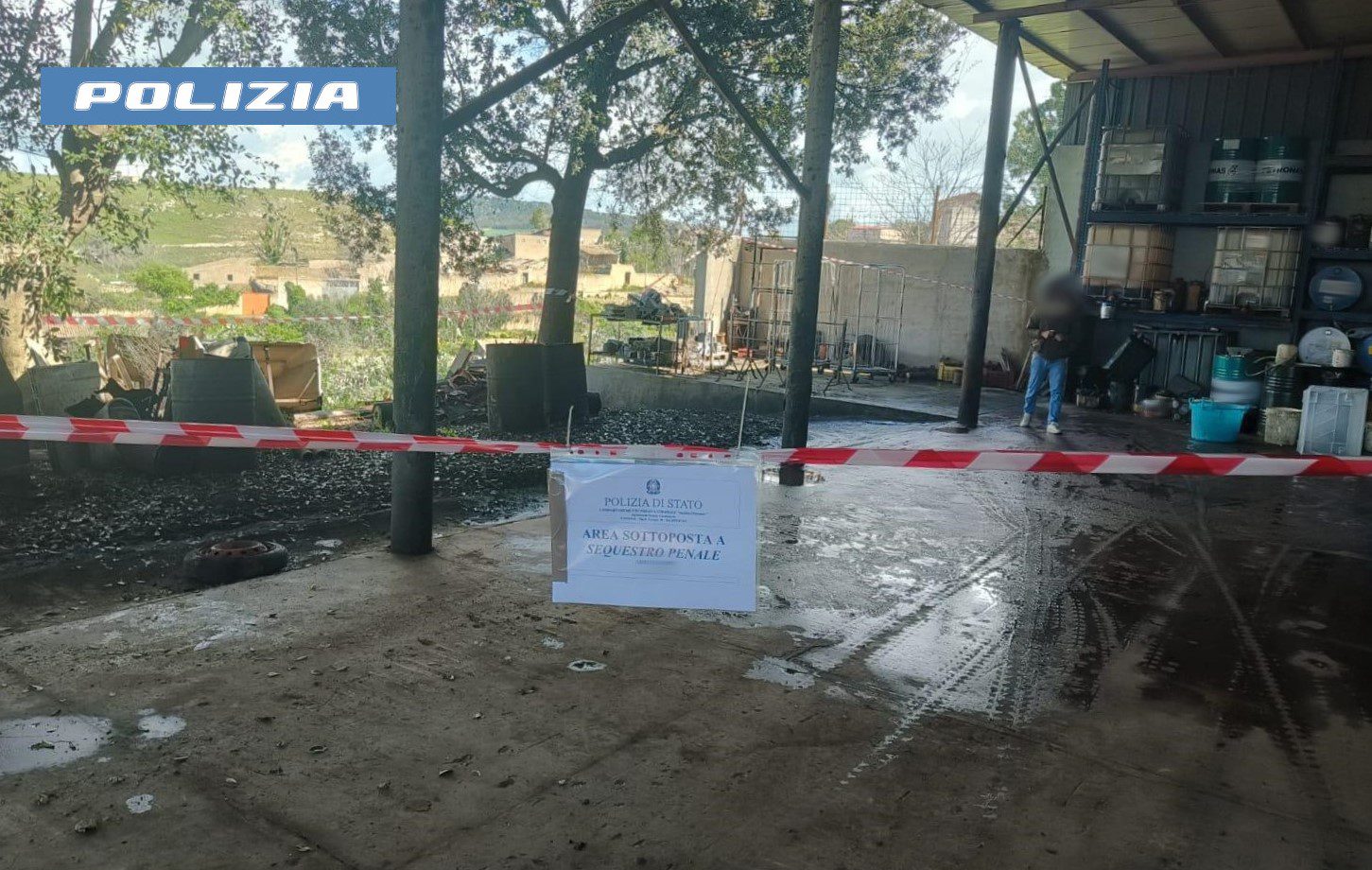 SCOPERTA DALLA POLIZIA DI STATO UNA DISCARICA DI LIQUAMI INQUINANTI A GRAMMICHELE, DENUNCIATO UN MECCANICO ABUSIVO