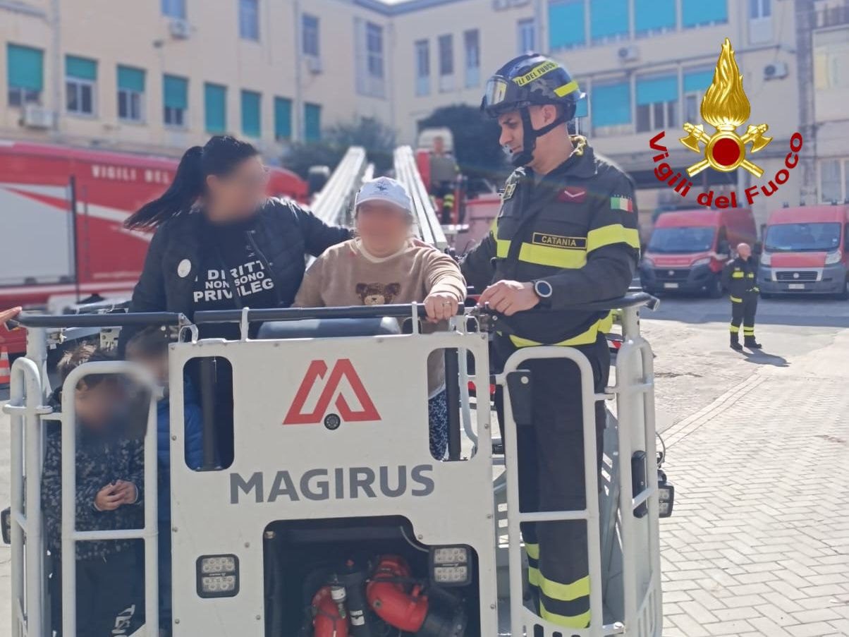 UN INCONTRO SPECIALE: I VIGILI DEL FUOCO DI CATANIA CON I BAMBINI AUTISTICI DELL’ASSOCIAZIONE 20 NOVEMBRE 1989