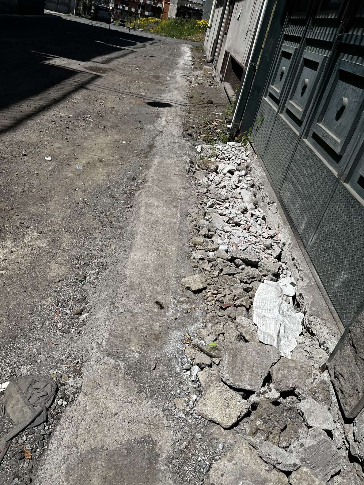 PATERNO'. VIA CARSO, DOPO 30 ANNI DI ATTESE: I LAVORI SI FERMANO E LA SPERANZA SI INFRANGE: LA PROTESTA DI UNA CITTADINA