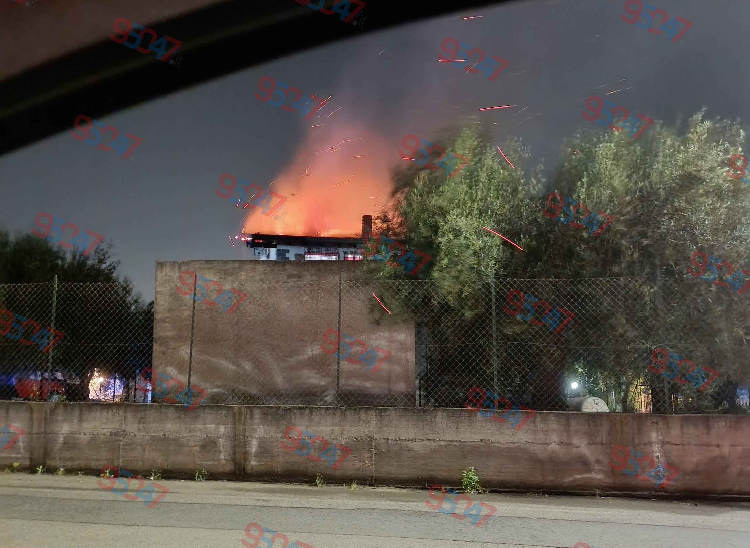 PAURA NELLA NOTTE A BELPASSO: INCENDIO IN UNA VILLETTA IN CONTRADA GIACONIA