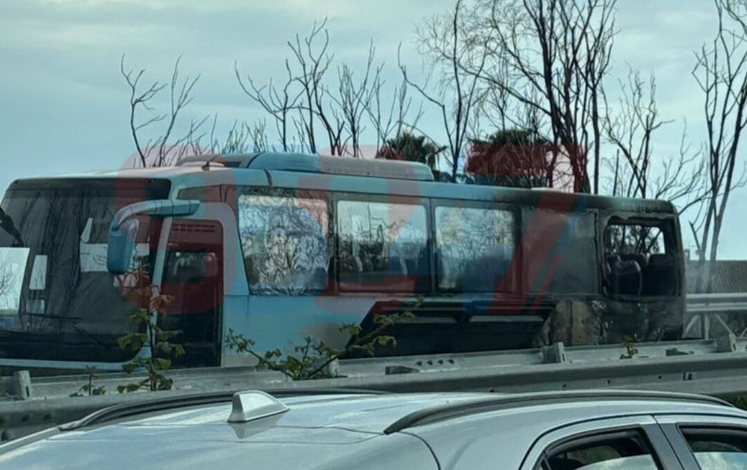Autobus in fiamme sull'A18, disagi e code chilometriche