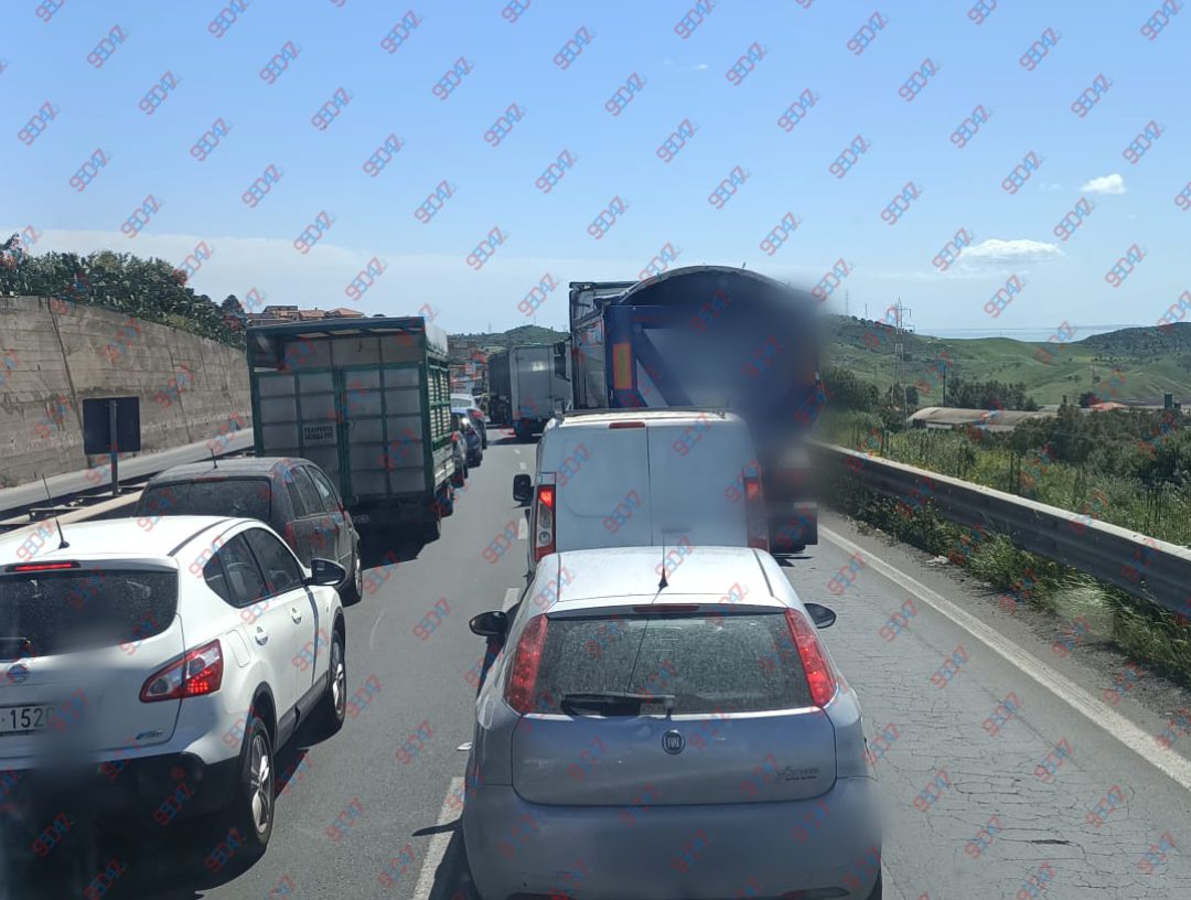 INCIDENTE SULLA SS 121 NEI PRESSI DI MISTERBIANCO: COINVOLTO UN MEZZO A DUE RUOTE, CODE