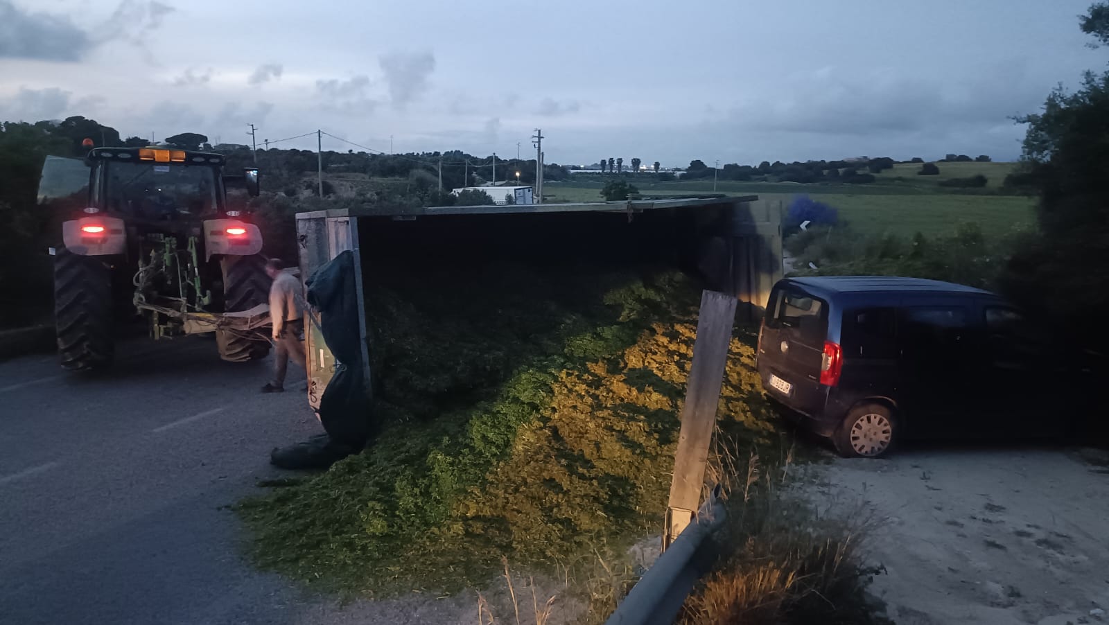 GRAVISSIMO INCIDENTE SULLA SP 18 TRA VITTORIA E SANTA CROCE CAMERINA: COINVOLTE TRE AUTO, UN TRATTORE, UN RIMORCHIO E UN TIR. FERITI