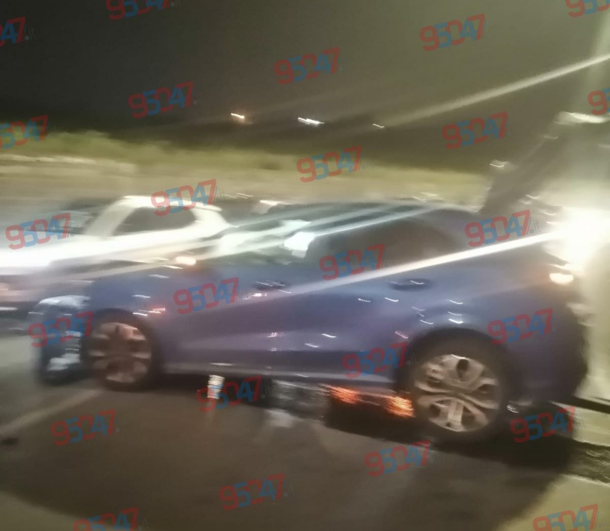 GRAVE INCIDENTE SULLA SS121 A MISTERBIANCO: AUTO FINISCE CONTRO IL MURO DELLO SVINCOLO