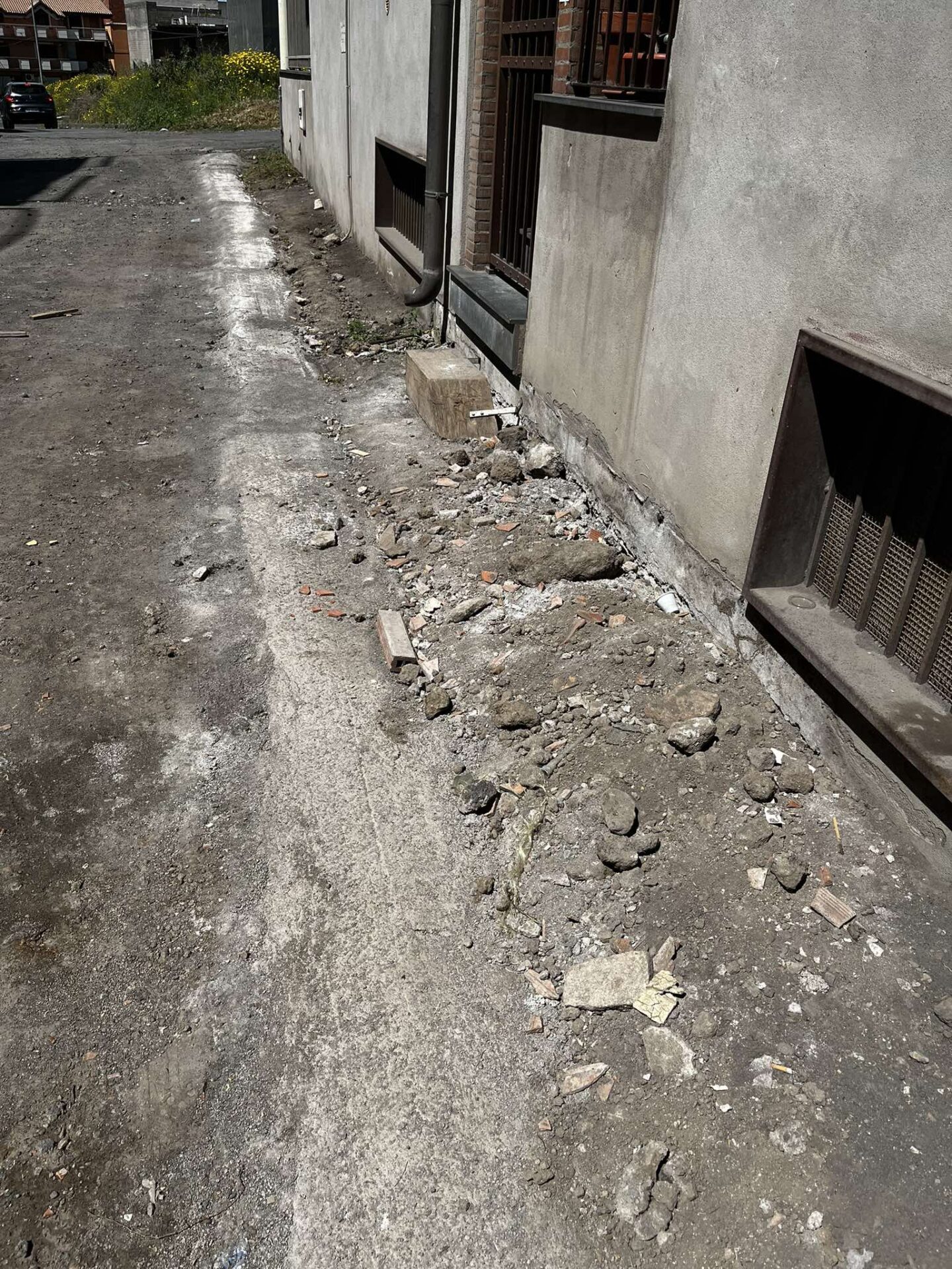 PATERNO'. VIA CARSO, DOPO 30 ANNI DI ATTESE: I LAVORI SI FERMANO E LA SPERANZA SI INFRANGE: LA PROTESTA DI UNA CITTADINA