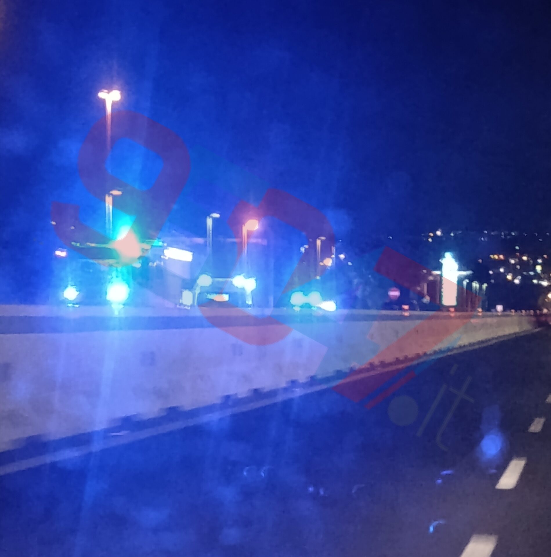 AUTO SI RIBALTA SULLA SUPERSTRADA 121, SOCCORSI SUL POSTO