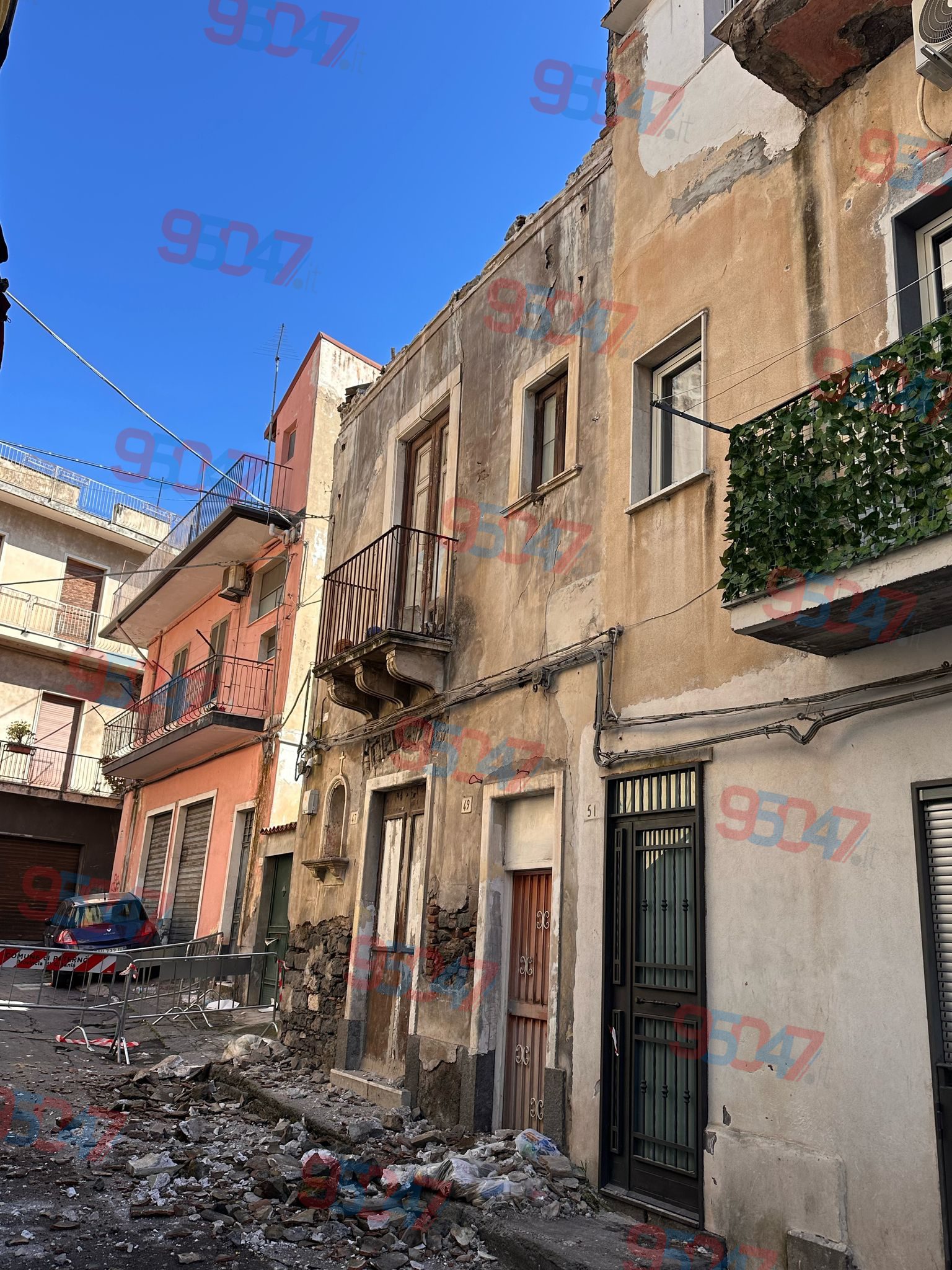 PAURA A PATERNÒ: CROLLA IL TETTO DI UNA CASA ABBANDONATA NELLA NOTTE, CALCINACCI IN STRADA