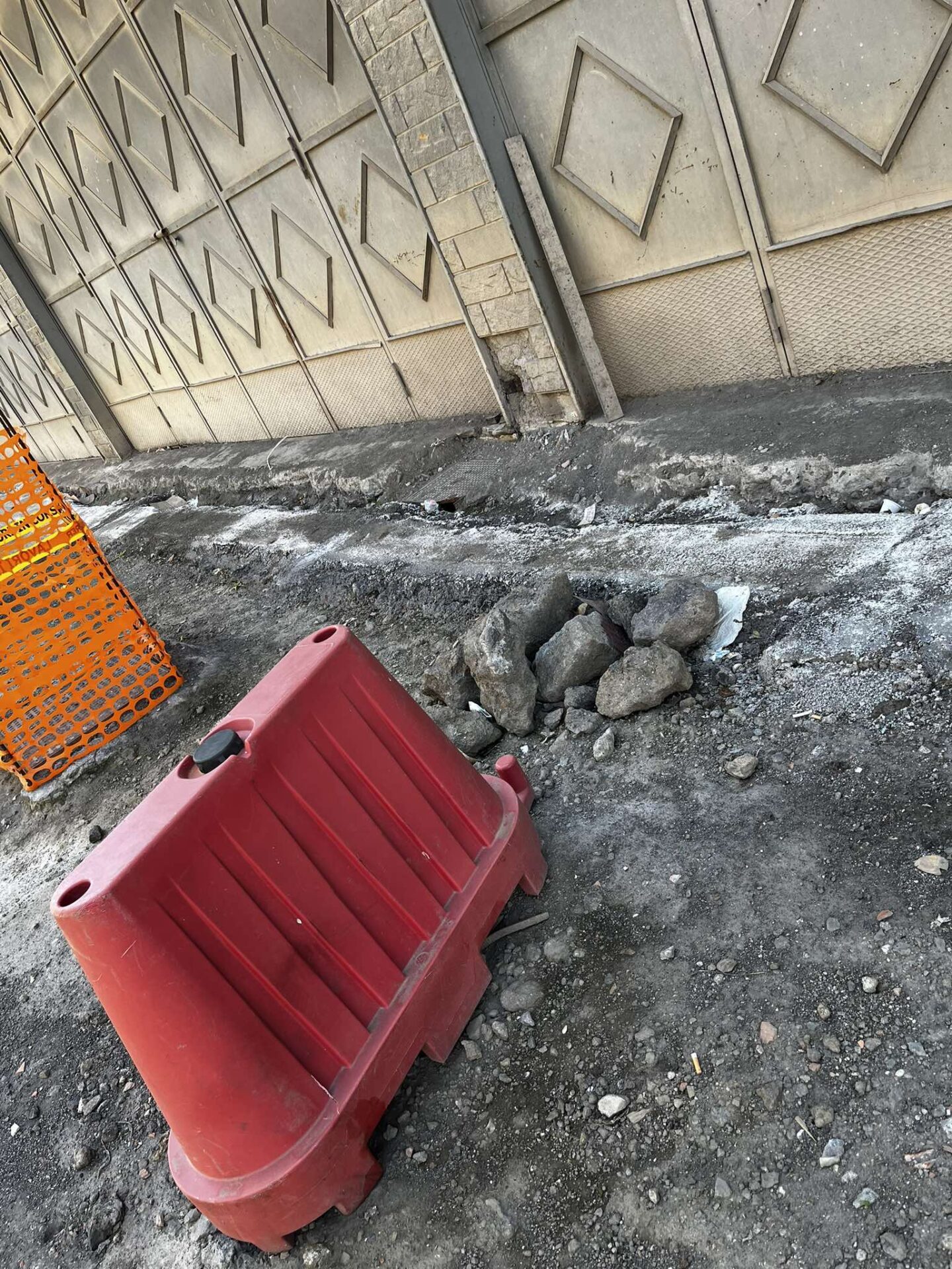 PATERNO'. VIA CARSO, DOPO 30 ANNI DI ATTESE: I LAVORI SI FERMANO E LA SPERANZA SI INFRANGE: LA PROTESTA DI UNA CITTADINA