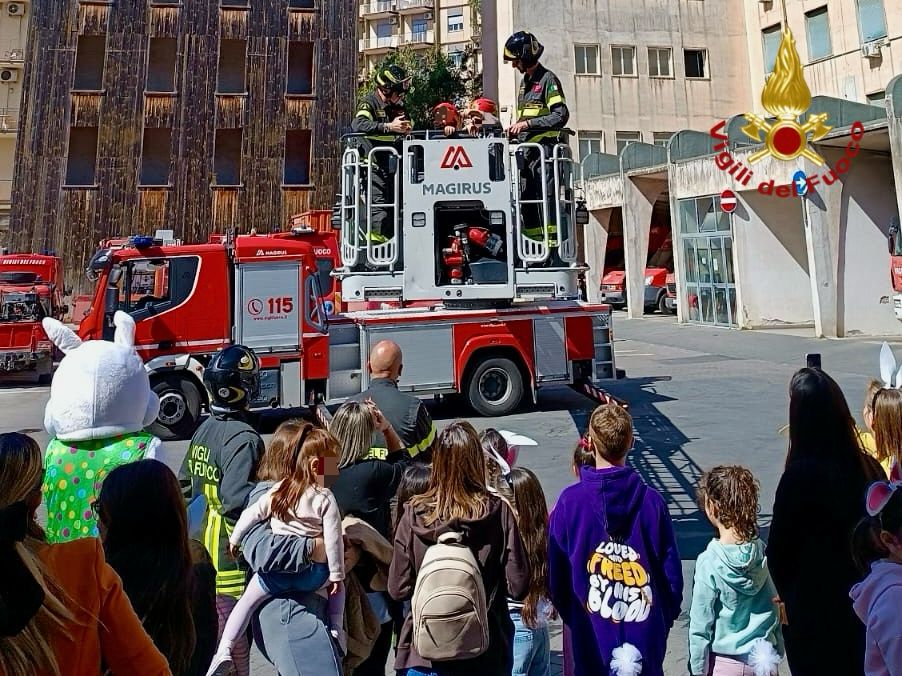 A CATANIA, I BAMBINI VIVONO L'ESPERIENZA DEI VIGILI DEL FUOCO IN UN GIORNO SPECIALE DI INCLUSIONE