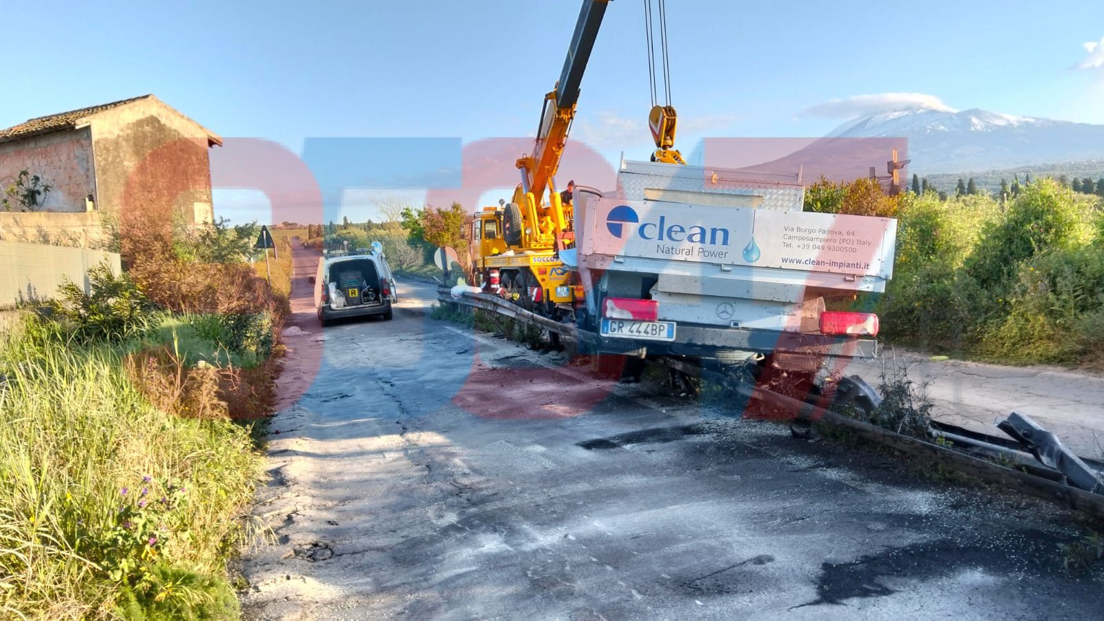 VALCORRENTE, SCHIANTO NELLA NOTTE: FURGONE DISTRUTTO CONTRO IL GUARDRAIL, CONDUCENTE MIRACOLAMENTE ILLESO