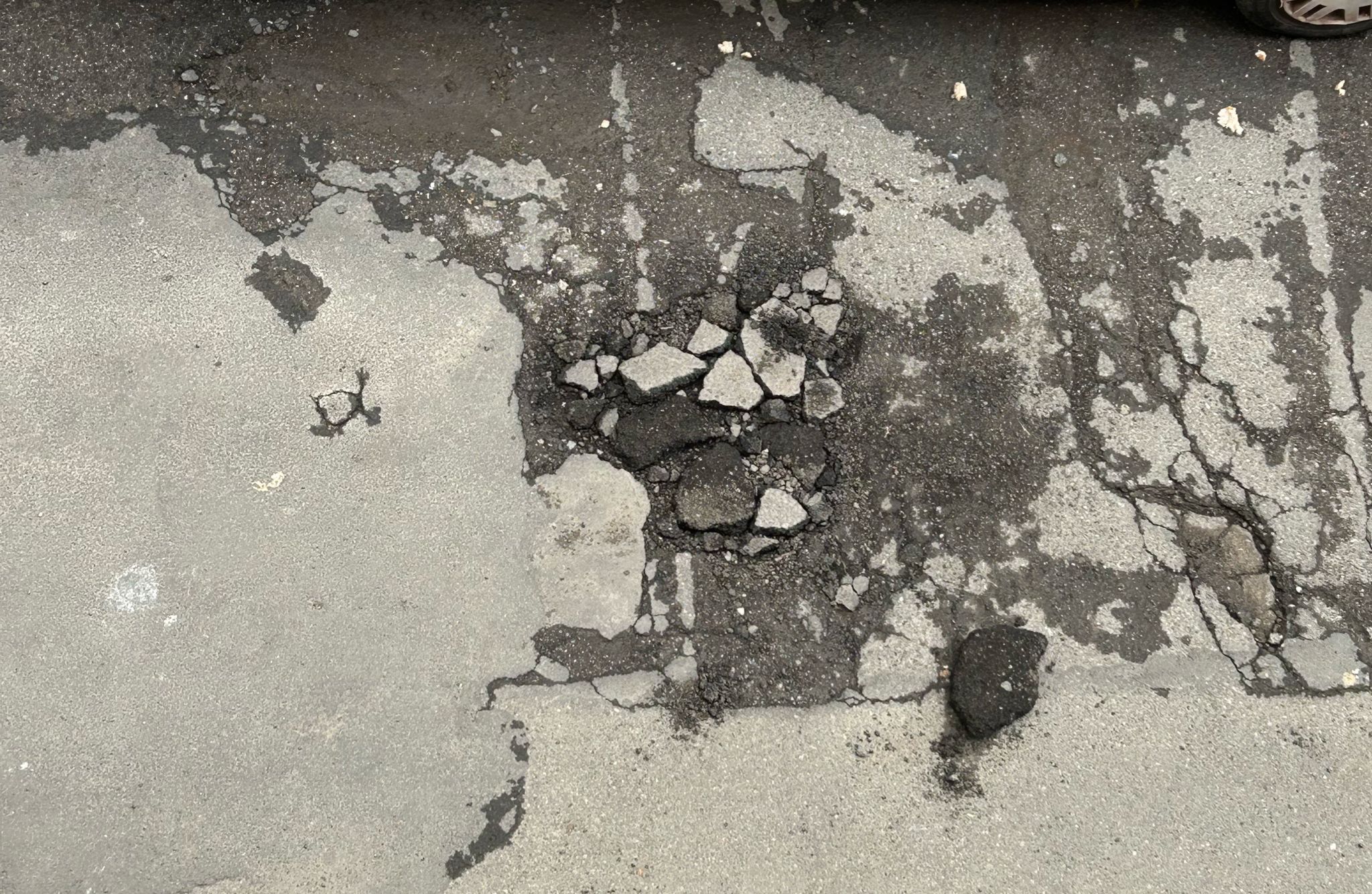 DOPO LA PIOGGIA, EMERGENZA BUCHE A PATERNÒ: LE SEGNALAZIONI DEI CITTADINI