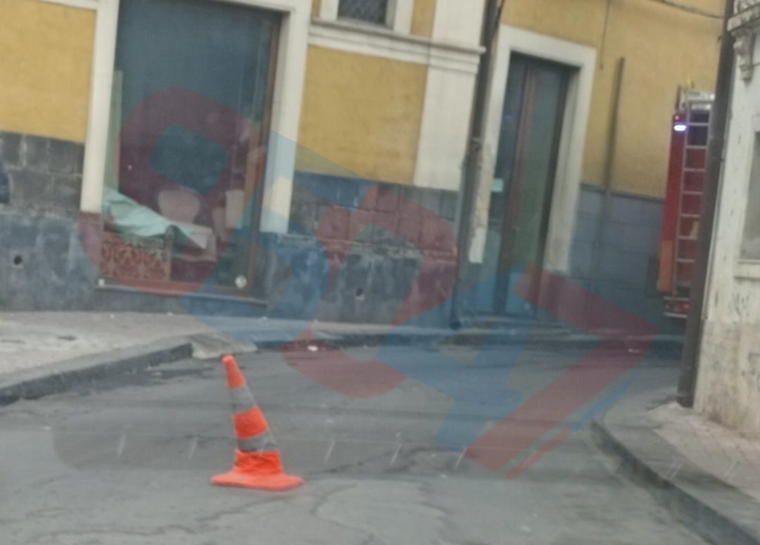 PATERNO', INCENDIO IN UN PANIFICIO E IN UNA CASA DISABITATA: INTERVENTI RAPIDI DEI VIGILI DEL FUOCO