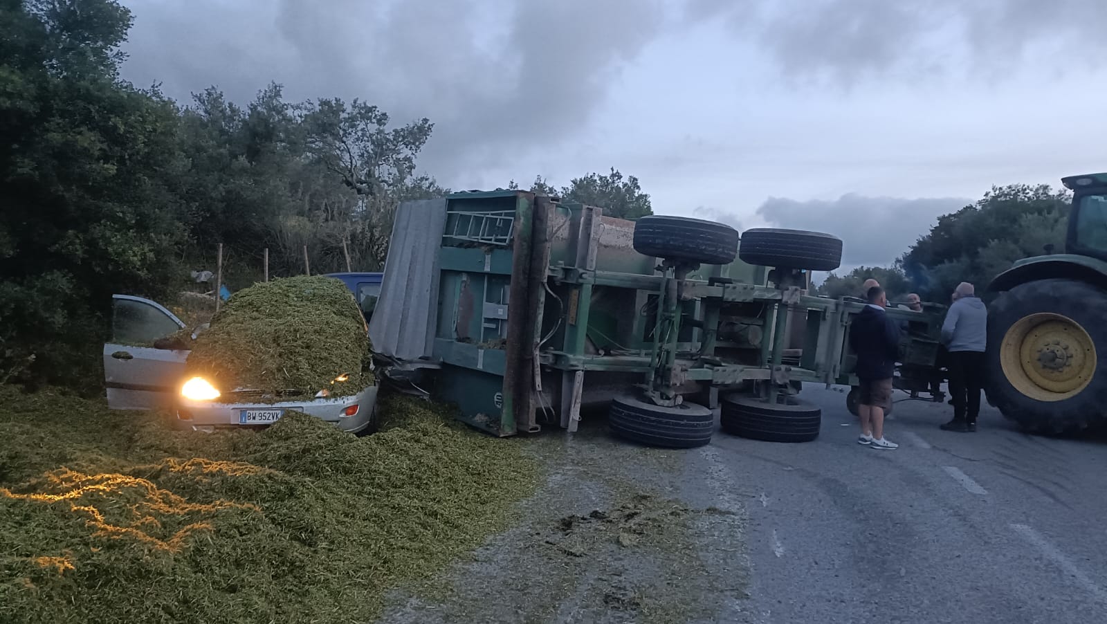 GRAVISSIMO INCIDENTE SULLA SP 18 TRA VITTORIA E SANTA CROCE CAMERINA: COINVOLTE TRE AUTO, UN TRATTORE, UN RIMORCHIO E UN TIR. FERITI